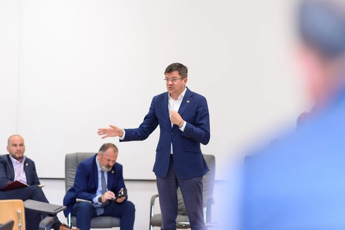 Costel Alexe vorbind la o sedinta