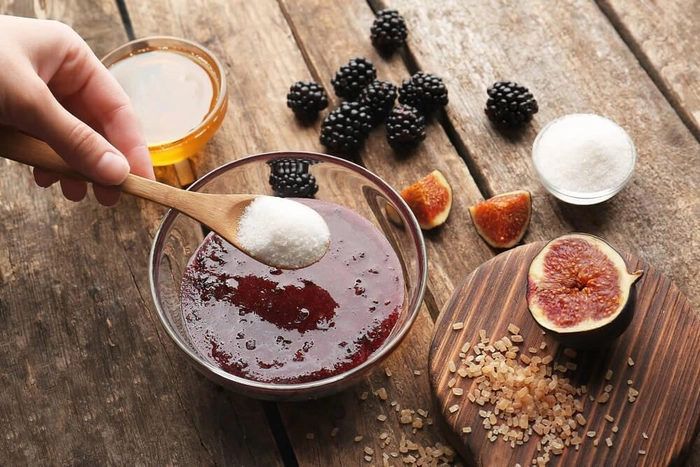 persoana care pregateste din mai multe ingrediente un scrub pentru corp acasa