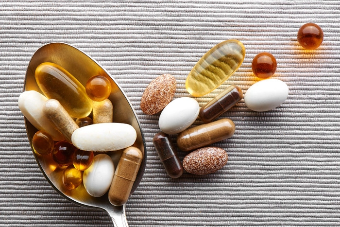 o lingura cu vitamine pe o masa