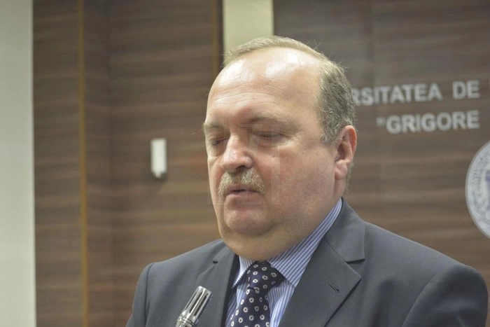 rectorul UMF, prof. univ. dr. Viorel Scripcariu vorbeste la microfon