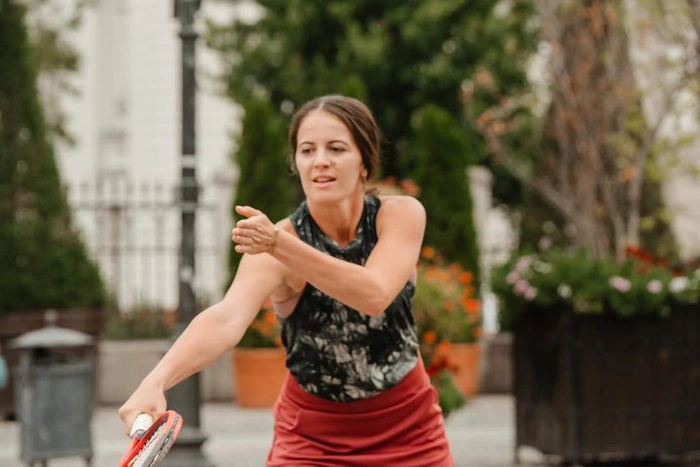 Oana Simion jucand tenis