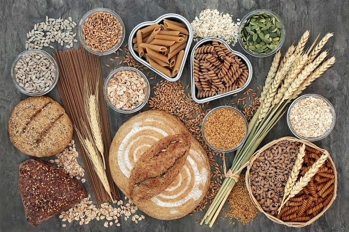 mai multe alimente pe o masa care contin carbohidrati