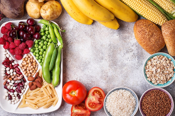 mai multe alimente pe o masa care contin carbohidrati