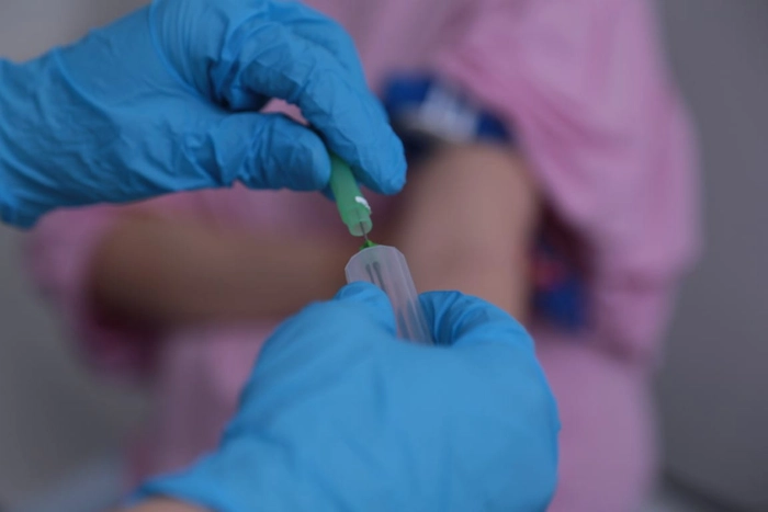 medic care pregateste ustensilele pentru a prelua o proba de frotiu