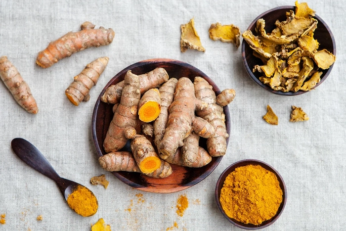 o farfurie cu mai multe radacini de turmeric pe o masa