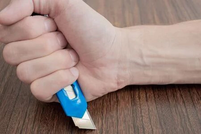 o mana care tine un cutter