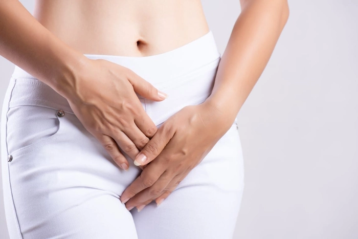 femeie care se tine de josul abdomenului din cauza durerii provocate de un chist