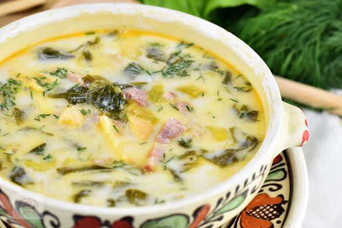 un bol cu ciorba de salata pe o masa