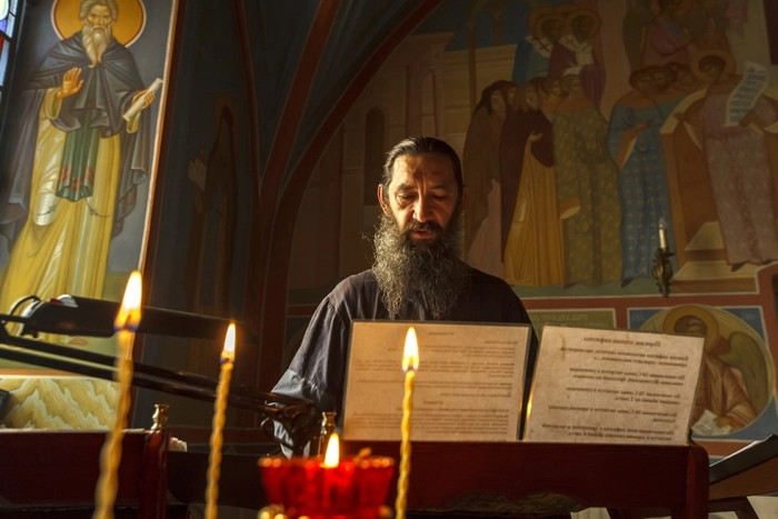preot care citeste in biserica psaltirea