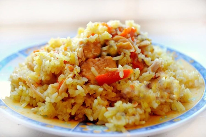 pilaf de orez pe o farfurie