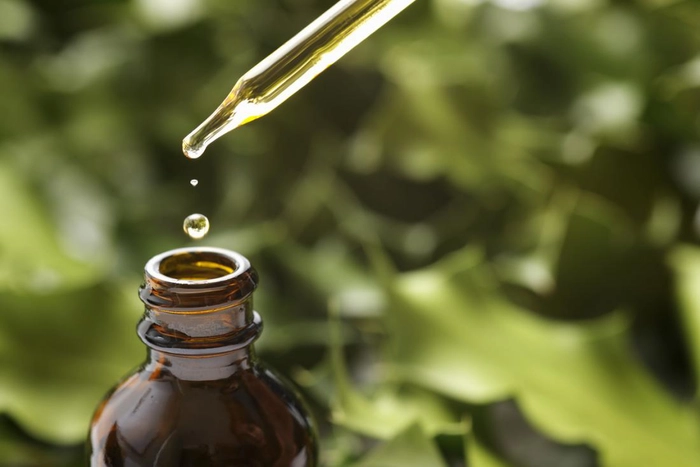 o sticluță cu vitamina a cu pipetă