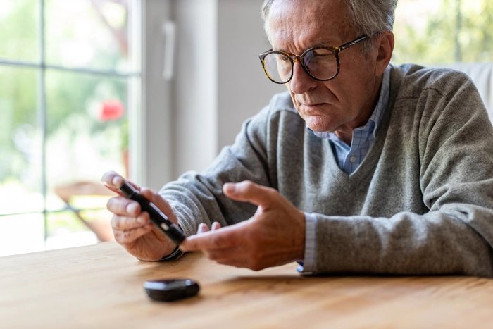 barbat care isi verifica nivelul de glicemie