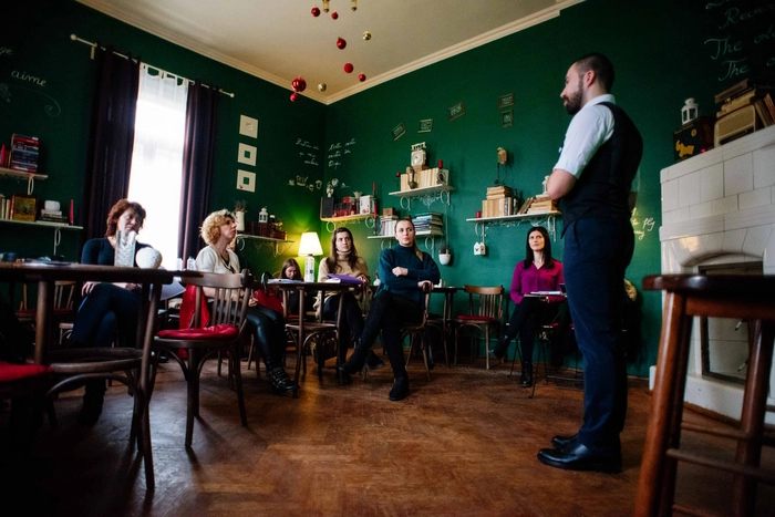 Adrian Munteanu in sala verde cu mai multe persoane