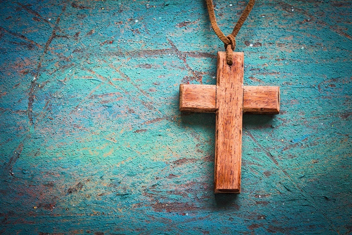 o cruce de lemn pe un fundal turcoaz zgâriat