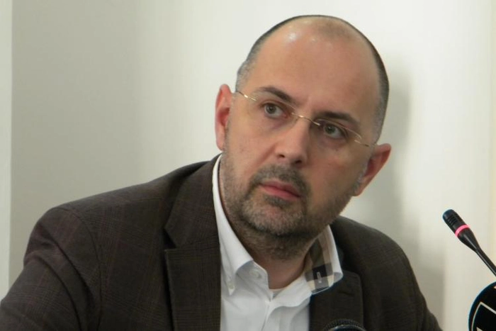 kelemen hunor cu ochelari