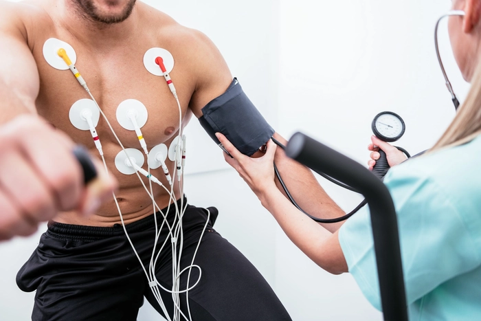 femeie care efectuiaza unui barbat un test ekg