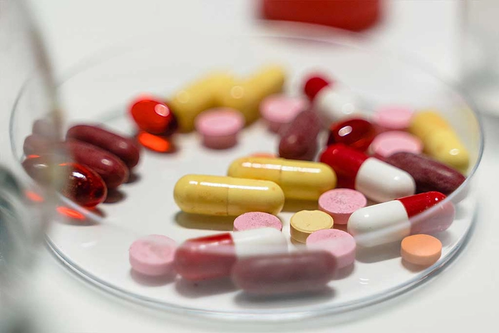 medicamente într-un recipient transparent