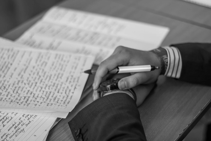 un om care scrie un testament