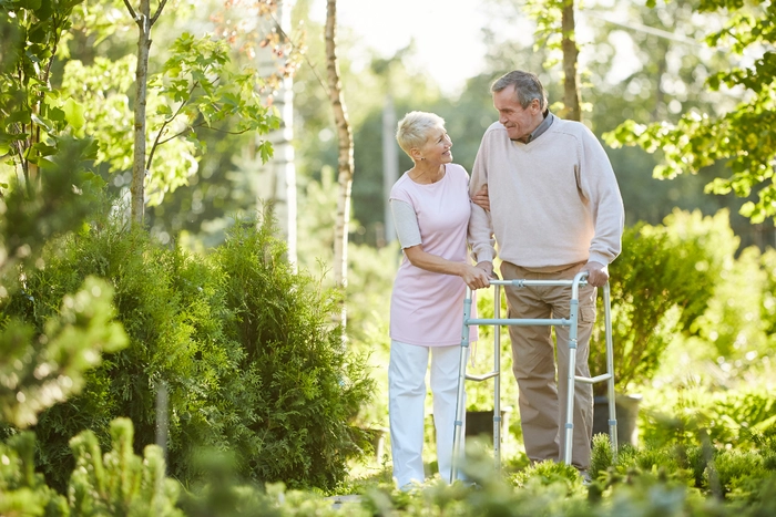 două persoane în vârstă care se plimbă