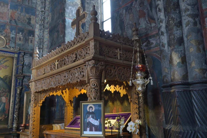  o imagine cu moastele Sf. Cuvios Paisie de la Neamț