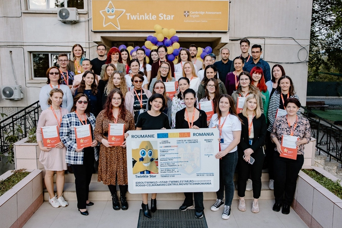 cursanti si profesori in fata sediului Twinkle Star