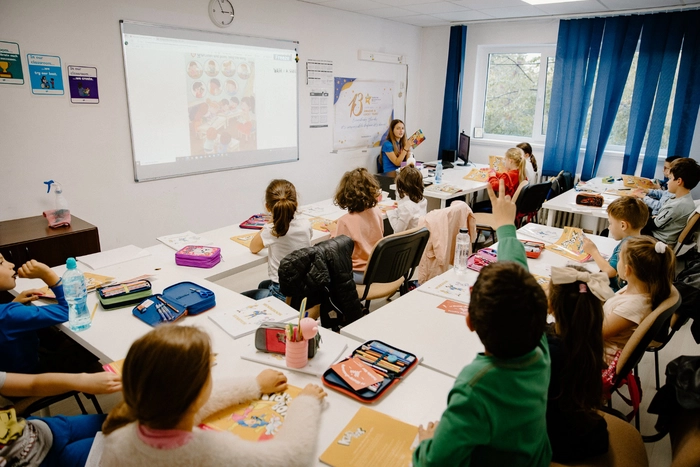  copii aflati intr-o sala de clasa