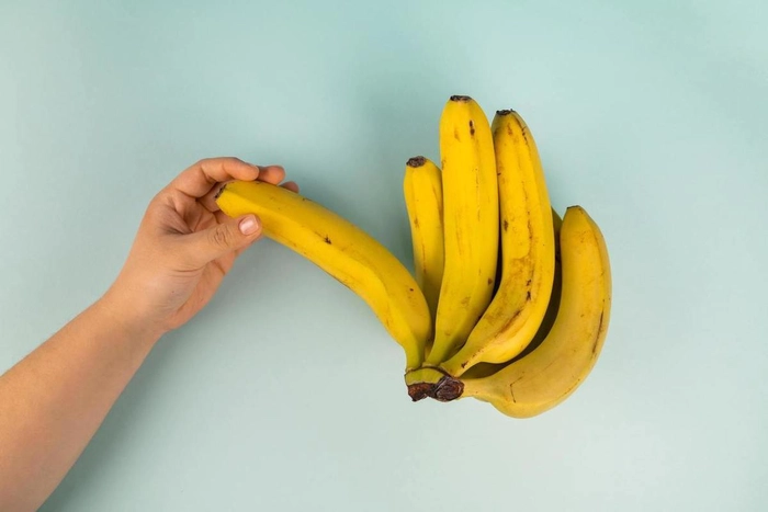 persoana care ia o banana 