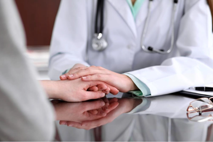 medic care tine de mana un pacient