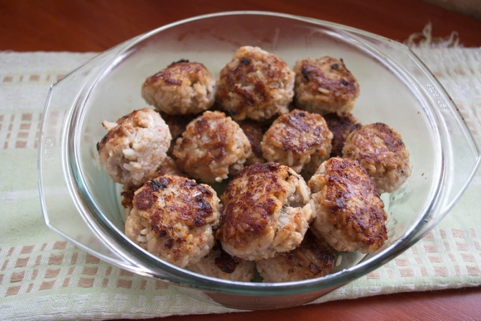 chiftele din carne de porc intr-un bol