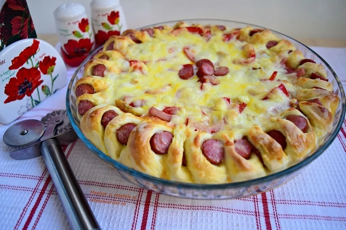pita cu carnati pe o masa 