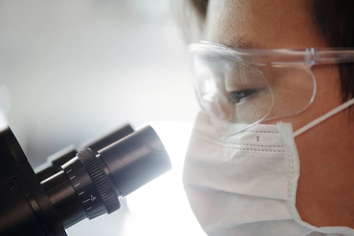 medic care priveste in microscop