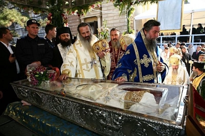 o imagine cu racla Sf.Parascheva