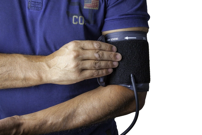 barbat care isi masoara tensiunea