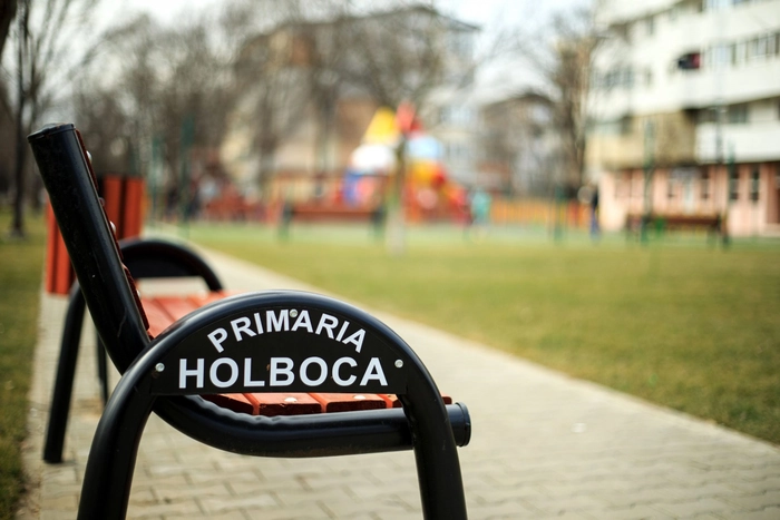 banca pe alee in parc