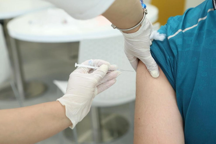 o persoana care se vaccineaza impotriva covid-19