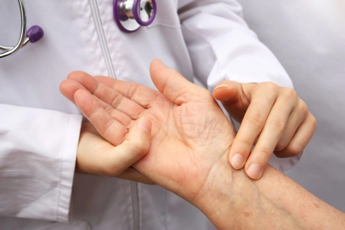 medic care verifica ritmul cardiac unei persoane