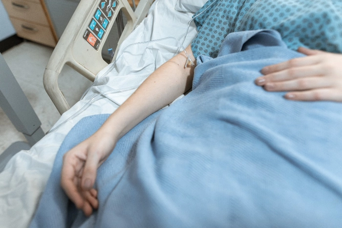  om pe patul de spital