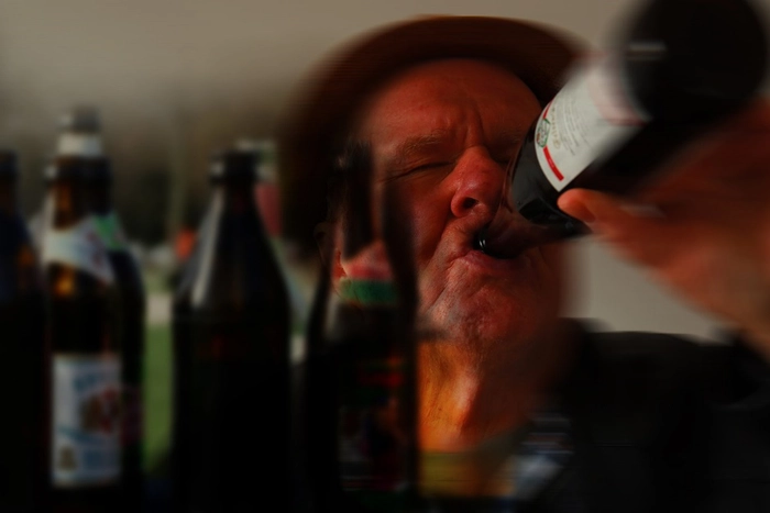 barbat cu sticle de alcool