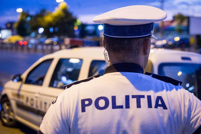  o poză cu un polițist