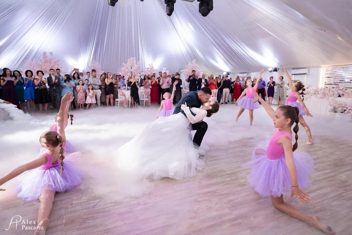 o poză cu balerinele de la „AliceGym” în timpul dansului mirilor