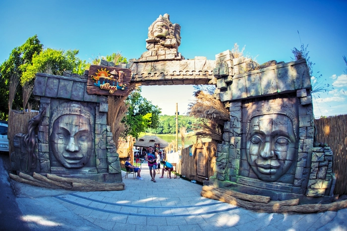 o poză de la intrarea în Tiki Village