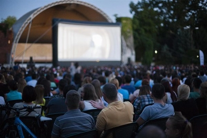  poze de la un cinema în aer liber