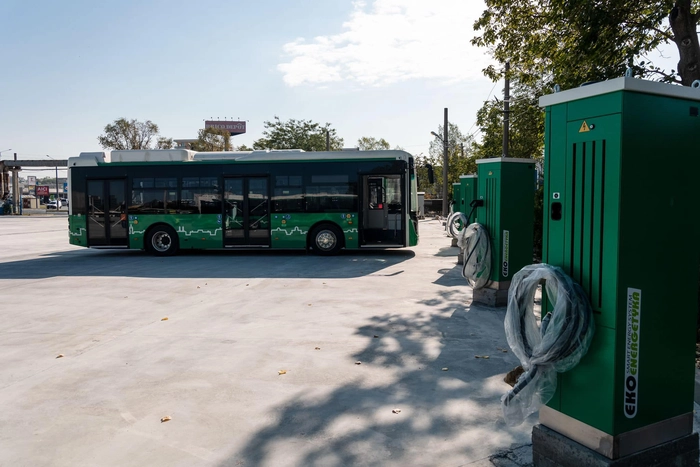 autobuz electric și stații de încărcare