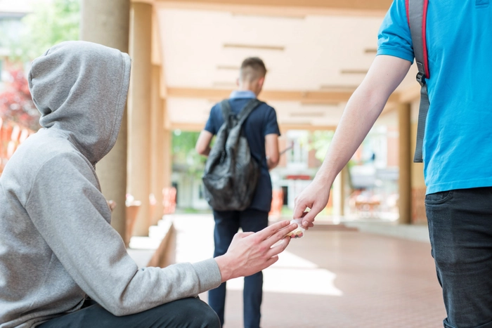 o poză cu un adolescent care primește droguri de la un dealer