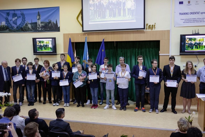 o poză cu Emanuela Cerchez și mai mulți profesori