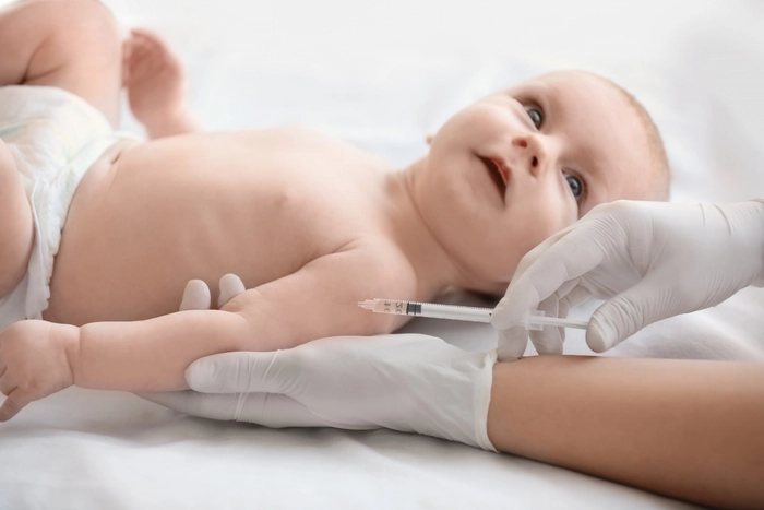  un medic care vaccinează un copil