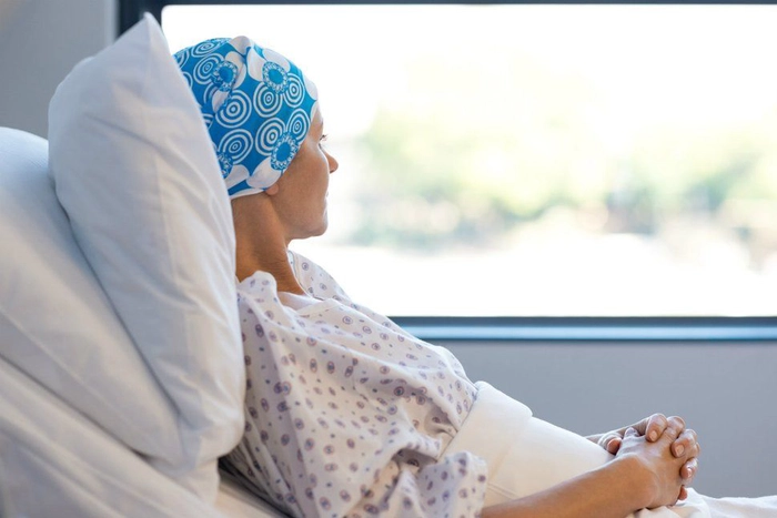 o imagine cu un bolnav pe patul de spital