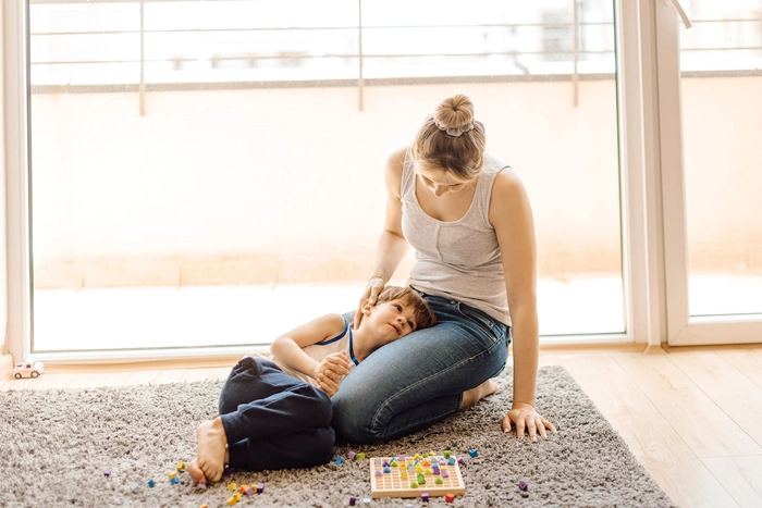 mamă cu copilul care suferă de autism