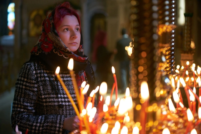 o femeie intr-o biserica