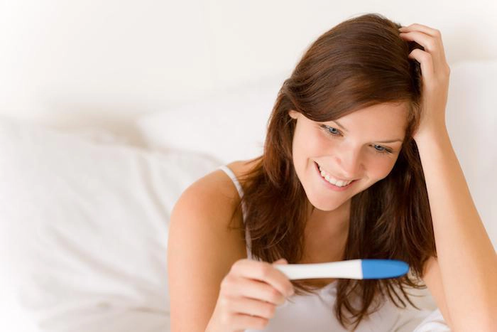 femeie bucuroasa pentru un test de sarcina pozitiv